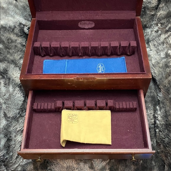 Nobility Vintage Wooden cutlery box with burgundy Velvet like Interior - Picture 6 of 16